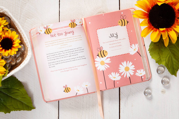 Daily Strength for Girls (Daily Devotional, Ages 4-9)