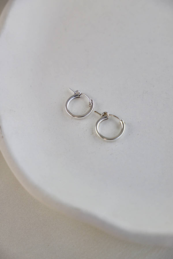 THE SILVER STANDARD HOOPS: MEDIUM / STERLING SILVER
