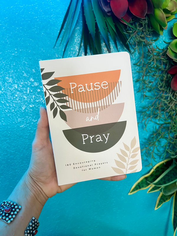 Christian Gift - Pause & Pray :180 Encouraging Devotional Prayers for Women