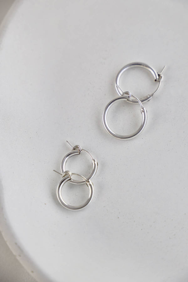 THE SILVER STANDARD HOOPS: MEDIUM / STERLING SILVER